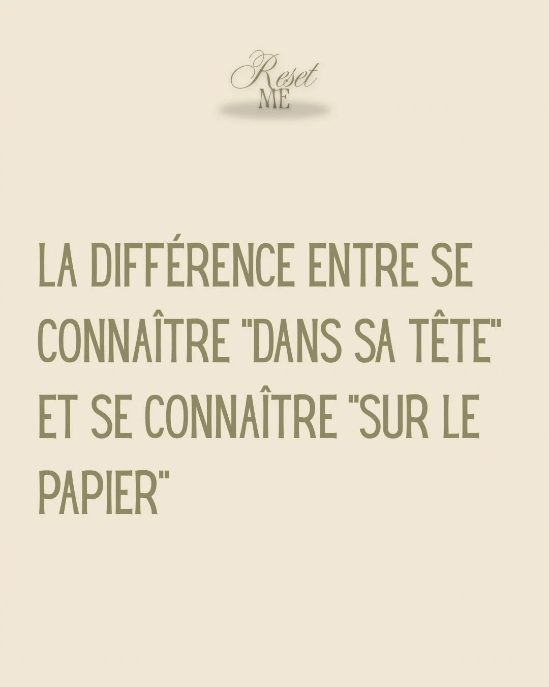 Tu penses te conna&icirc;tre.

Jusqu&rsquo;au jour o&ugrave; tu dois &eacute;crire : &laquo;&nbsp;Qui suis-je vraiment ?&nbsp;&raquo; et que la page reste blanche.

Dans ta t&ecirc;te : tout va vite, tout s&rsquo;encha&icirc;ne, tout peut &ecirc;tre 