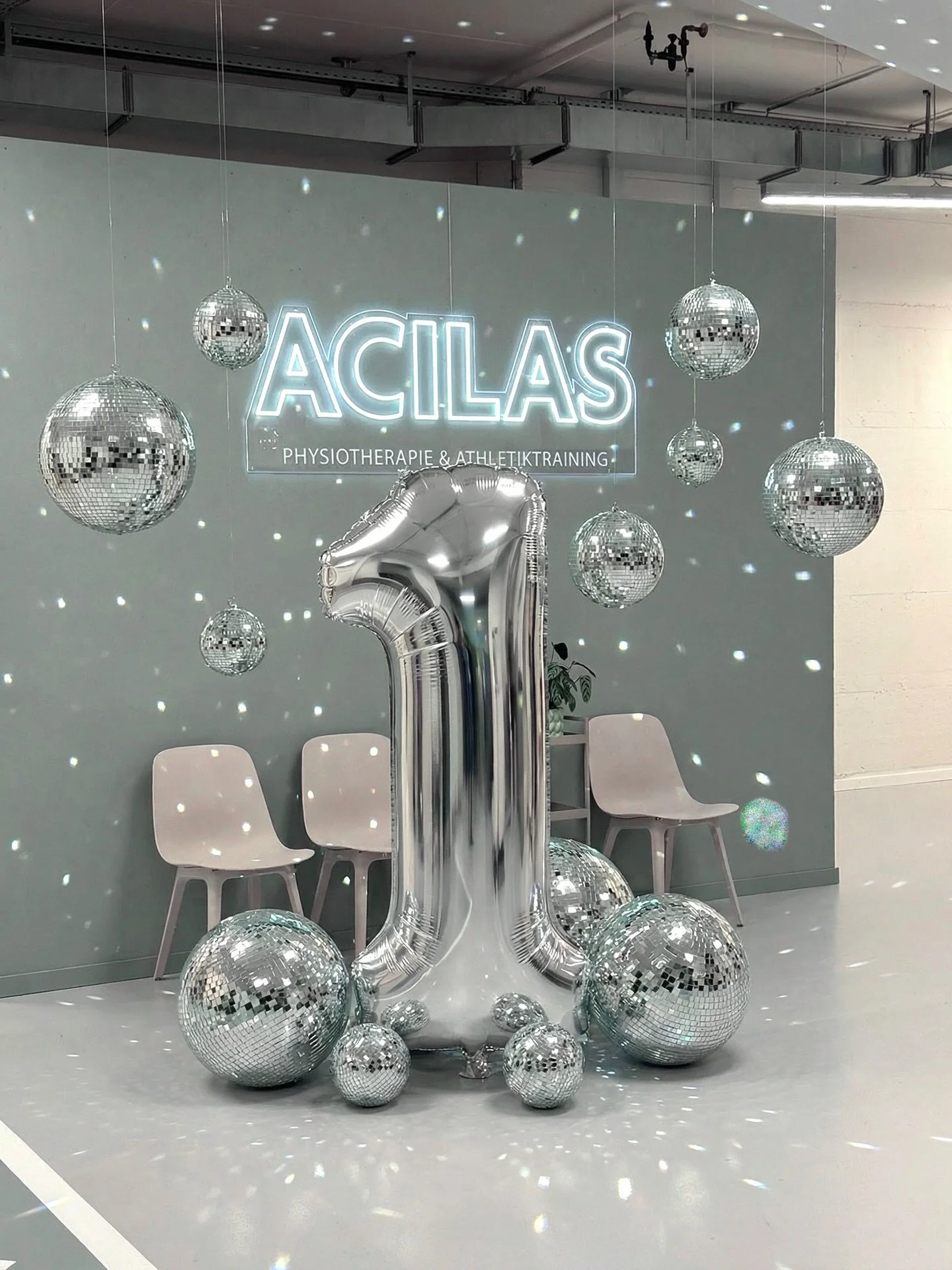 1 YEAR. DIFFERENT LEVEL.

Vor einem Jahr war das hier einfach nur ein Raum.
Heute ist es so viel mehr geworden.

Wir haben aufgebaut. Schritt f&uuml;r Schritt.
Mit viel Arbeit, wundervollen Menschen und ziemlich viel Herzblut.

Das Team ist gewachsen