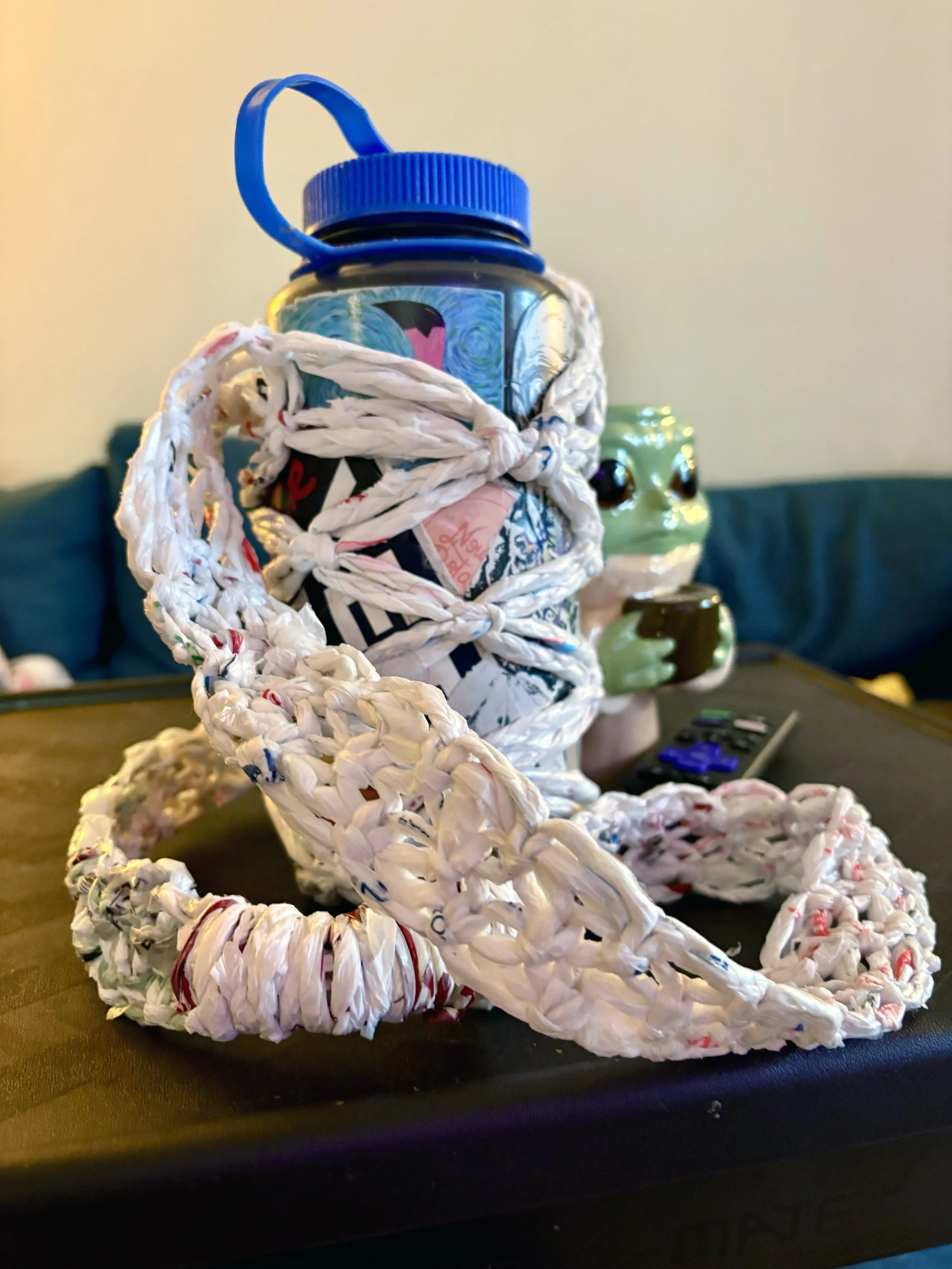 largrwaterbottleholder_plarn.jpg