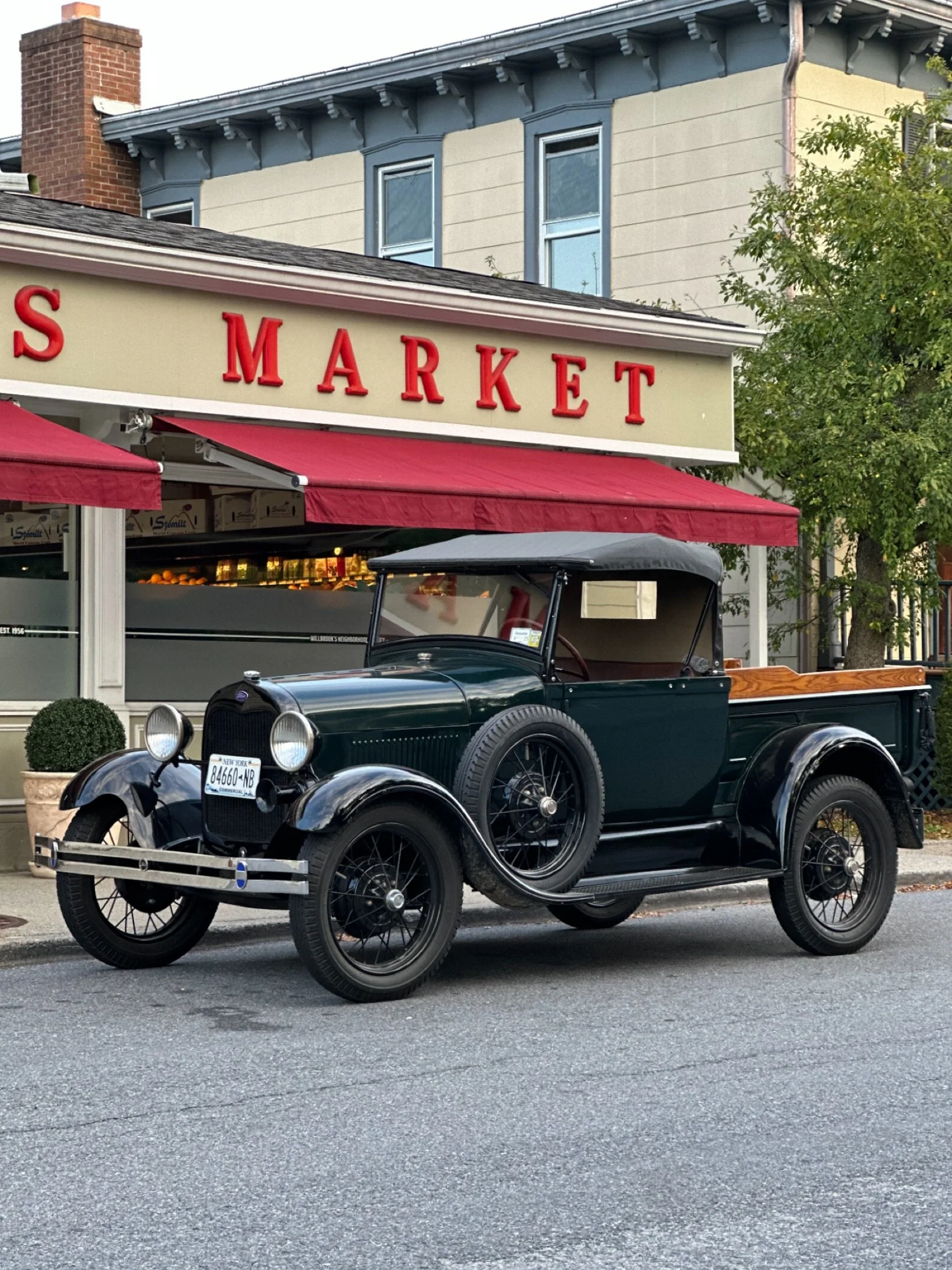 Spotted outside the market 👀

#maronasmarket 🛒
#millbrookfooddestination
#millbrookdestination 
#millbrooksmarket
#millbrooklove #shoplocal 
#millbrooknewyork 
#millbrook #millbrookny
#hudsonvalley #dutchess
@millbrooknewyork