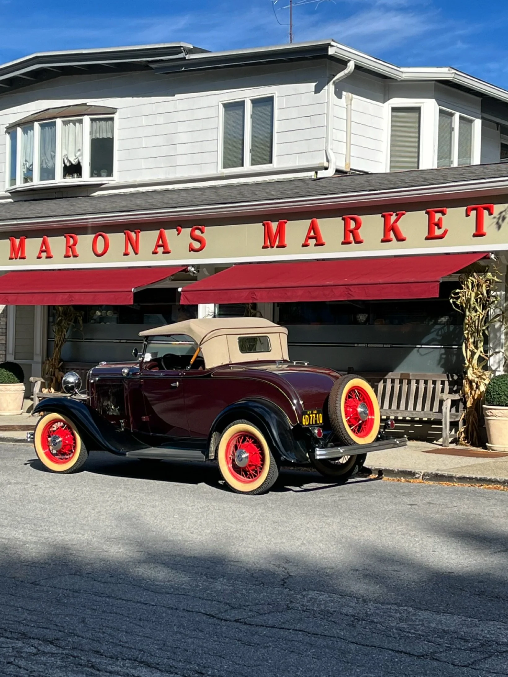 Spotted outside the market 👀

#maronasmarket 🛒
#millbrookfooddestination
#millbrookdestination 
#millbrooksmarket
#millbrooklove #shoplocal 
#millbrooknewyork 
#millbrook #millbrookny
#hudsonvalley #dutchess
@millbrooknewyork