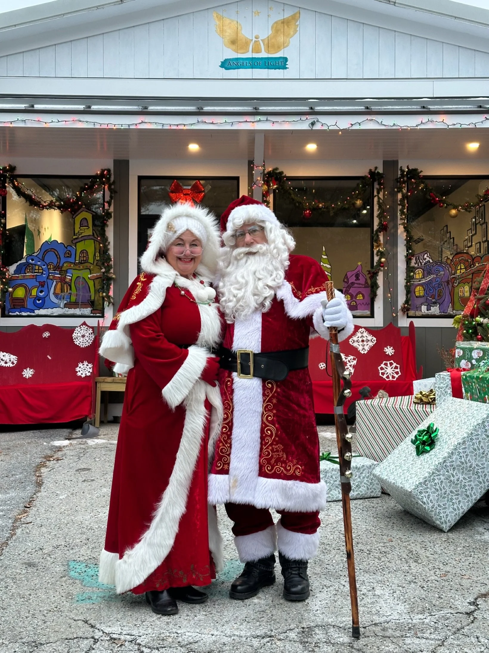 Before this evening&rsquo;s @millbrookenginehookandladderny Parade of Lights, Santa and Mrs Claus visited out neighbor @angelsoflighthv so we jumped into action and prepared hot chocolate and cookies for them to enjoy and share ☕️🍪🎅

#maronasmarket