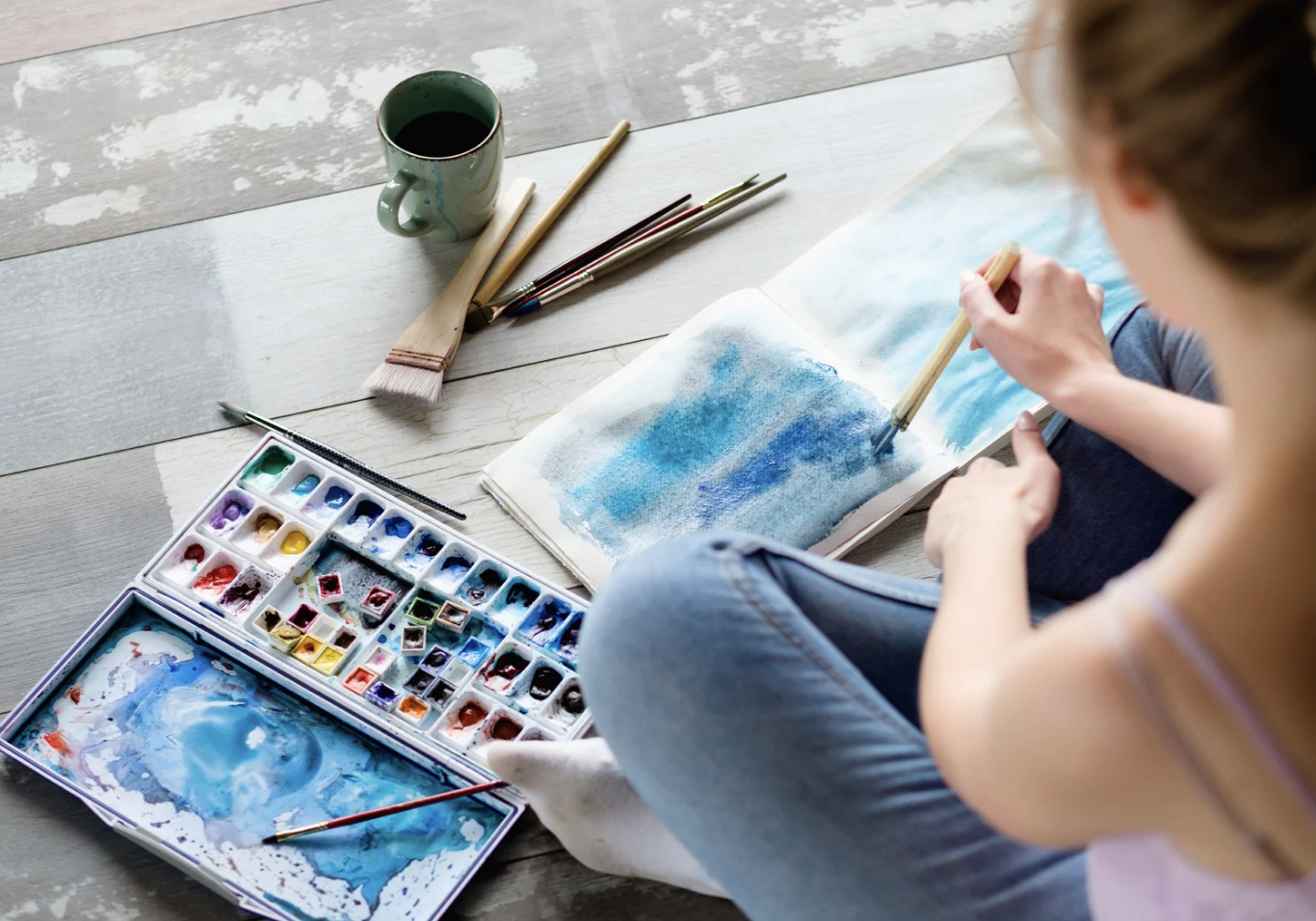 Art therapy isn’t about making beautiful artwork—it’s about making emotions visible. Through drawing, painting, clay, collage, and other creative activities, clients can explore experiences that may be difficult to explain with words alone.