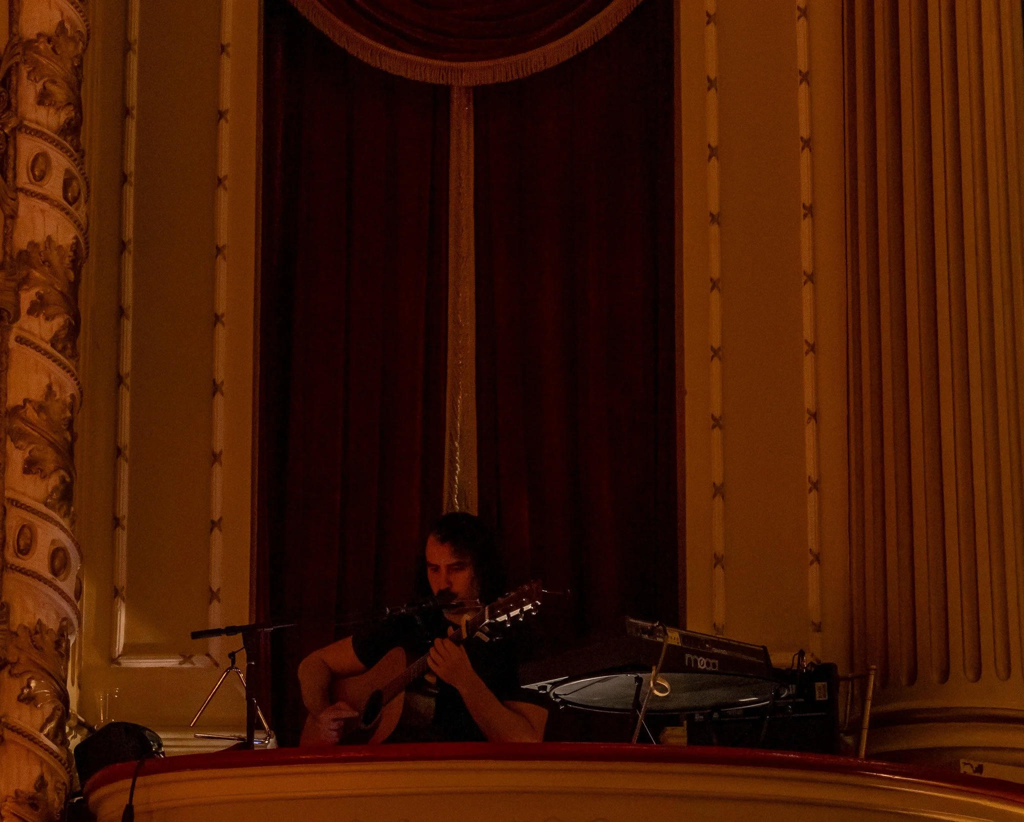 Justin Lacy (@justinlacymusic) providing live instrumentation for To Kill a Mockingbird and setting the tone all night long. Multiple instruments. One incredible atmosphere.

Live music. Live theatre. 👏 #MockingbirdOHTC

🎟 Tickets: www.OperaHouseTh