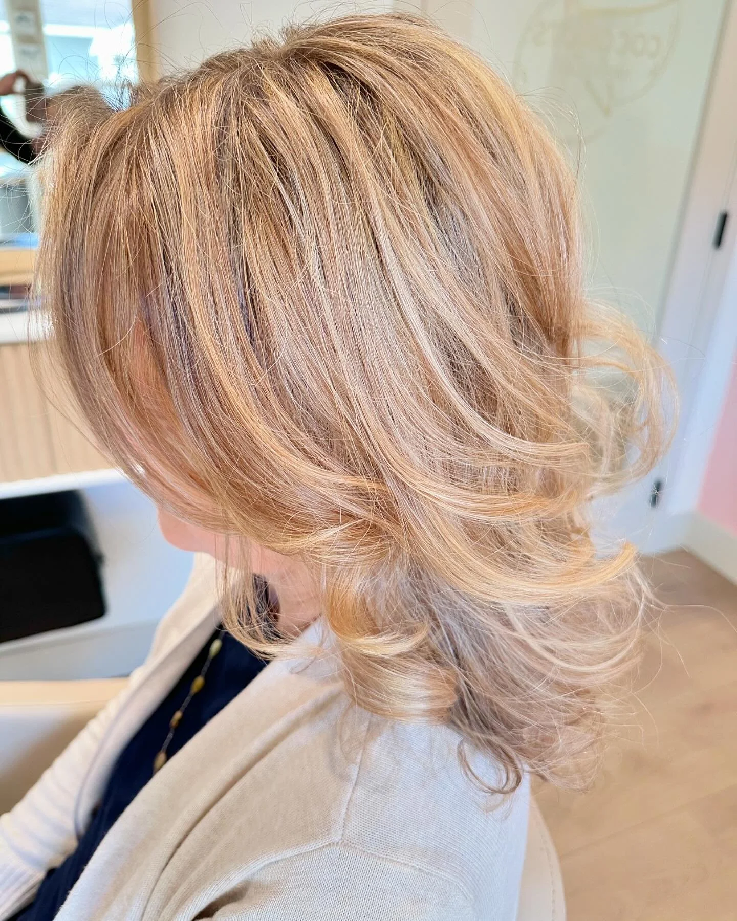 Winter is coming, but don't let that dull your dimensional color. Add on a toning gloss to any color service, like this client did with her highlight appointment. 👩🏼✨
.
.
.
.
.
.
.
.
#ruthwickhamhair #bespokebeauty #balayage #brunette #sanluisobisp