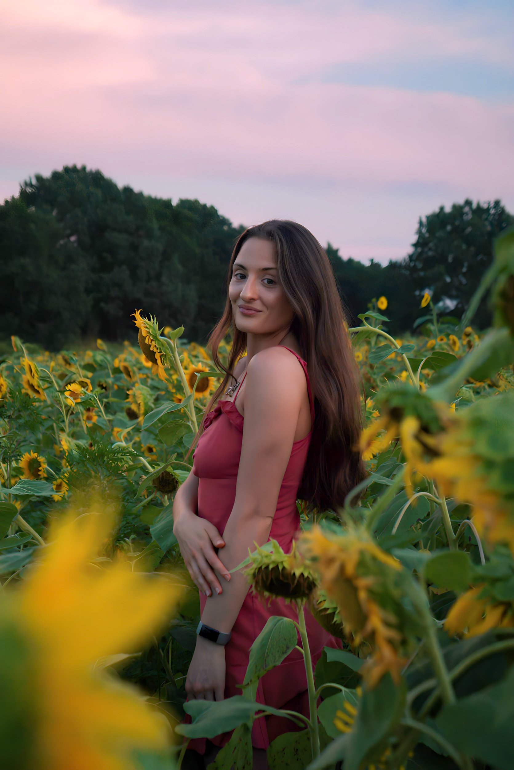 Picture of Jennifer Zaruba (Vegan Health Coach) standing in a field of sunflowers.