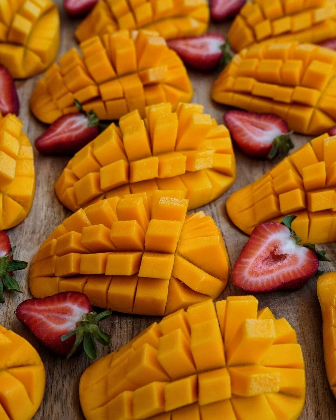 Simple yet aesthetic raw vegan fruit platter made by Cocogirljen. The fruit platter is made up of cut mangoes and halved strawberries.