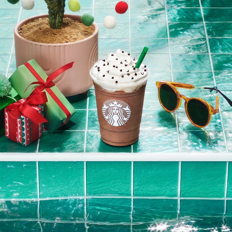 2067-08c-STB_HolidayFY22_Peppermint_Pools_Stills_Selects_withStraw_6160-1x1-sRGB.jpeg