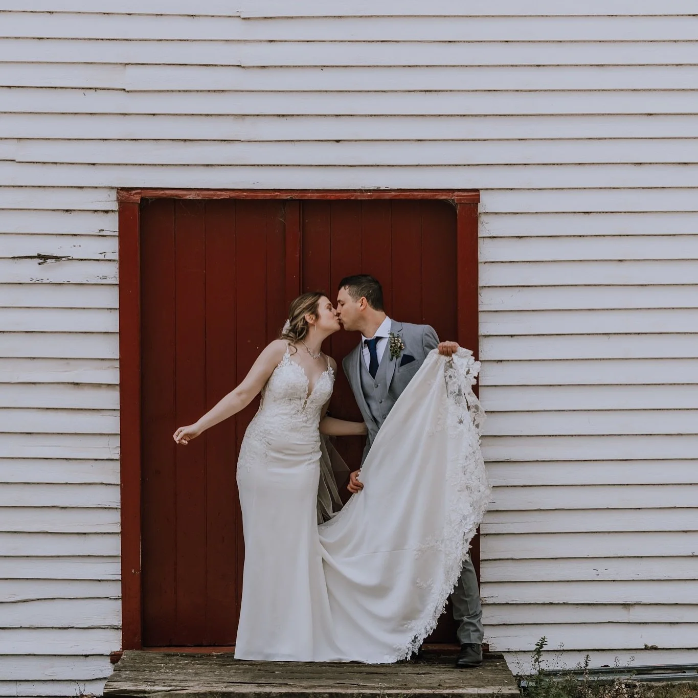 Big hugs to these two sweet hearts, sealing the deal after 13 years and doing it in pretty epic style at @tukifarm Saturday gone. Big skies forever!

journeybylight.com.au

#weddinginspo
#weddinggoals
#lovewhatyoudo
#weddingstyle
#blackandwhite
#elop