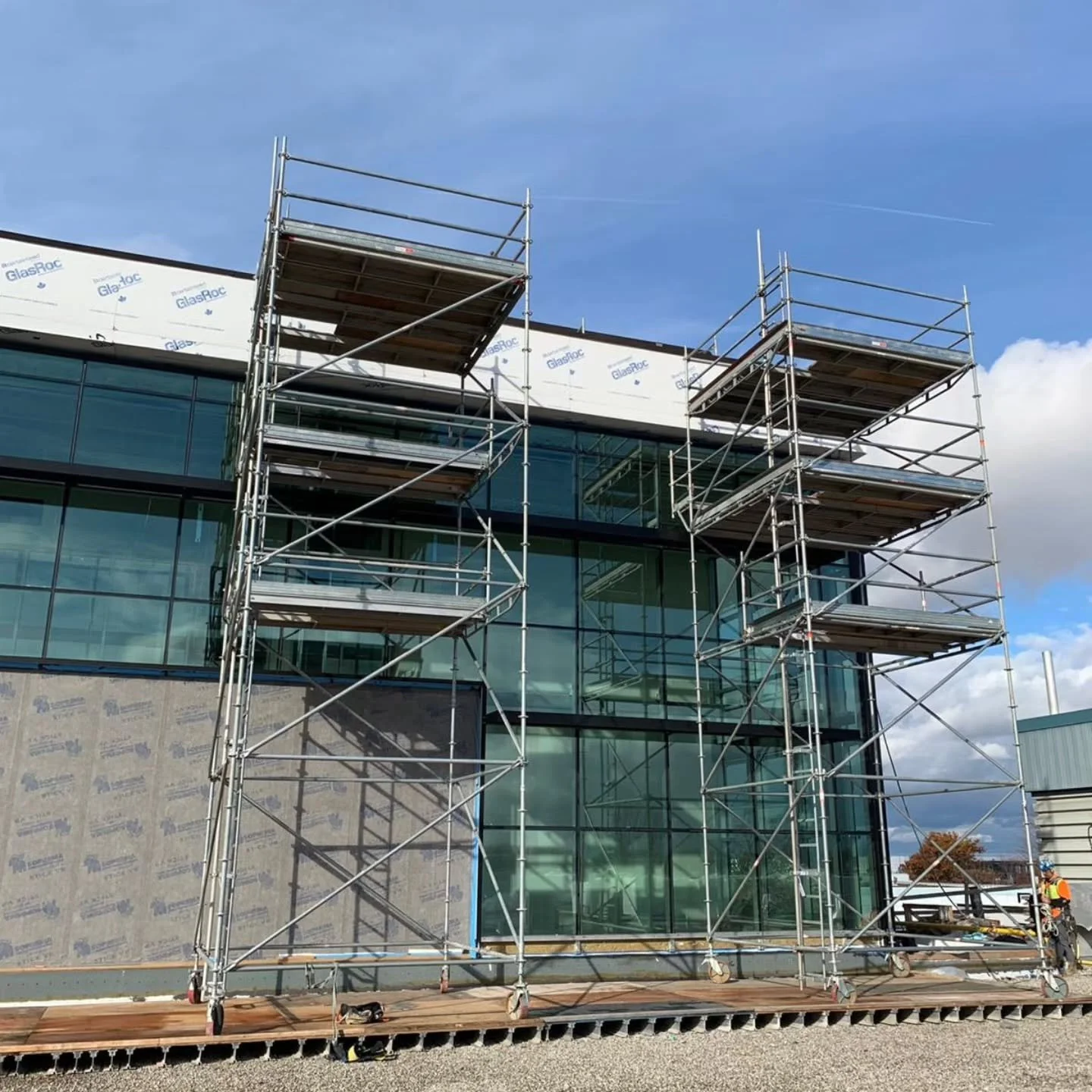 Rolling rooftop scaffold on support platform.