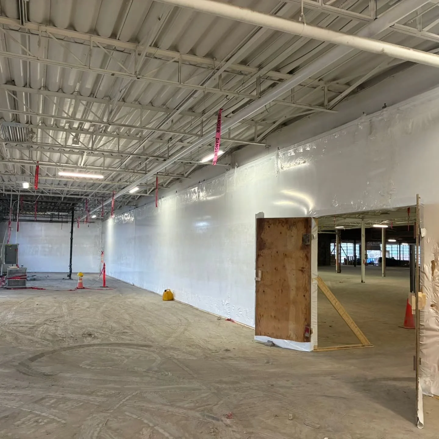 Contain it. Protect it. Build it. Another day, another clean install.
#TorontoConstruction #GTAContractors #OntarioConstruction #EtobicokeBusiness #MississaugaConstruction #TorontoTrades #GTArenovation #YYZConstruction #CanadianContractor #ScaffoldCA