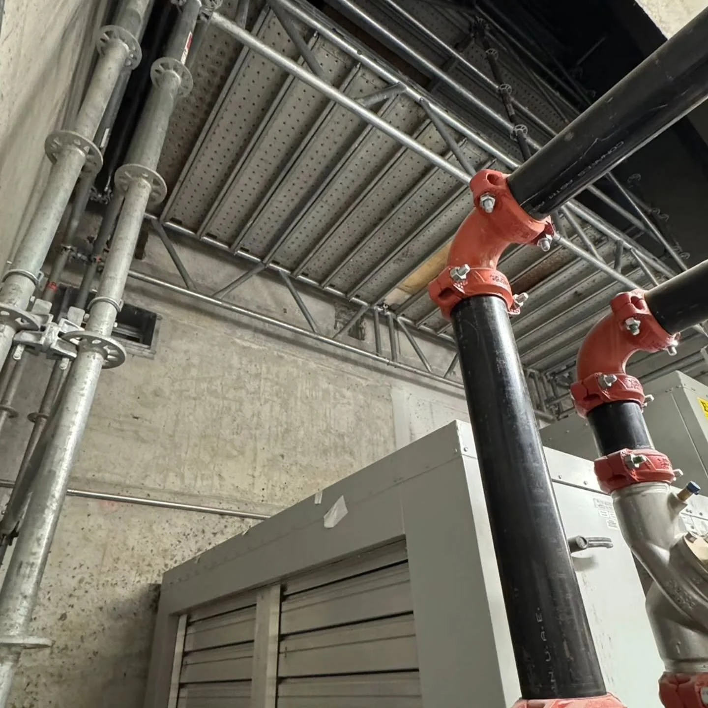 Not every scaffold goes on the outside of a building. Sometimes it&rsquo;s tucked deep inside a mechanical shaft above heavy equipment. Tight space, zero room for error &mdash; still built clean and solid.
#Scaffolding #MechanicalRoom #ConstructionLi