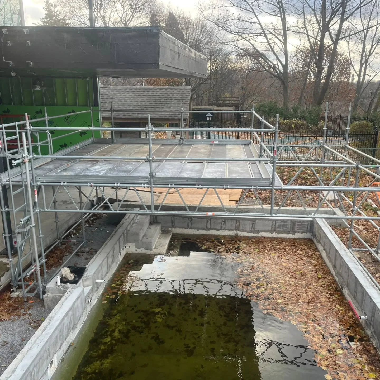 Custom pool-span scaffold ✅
We built a free-standing scaffold bridge to span the entire pool so crews can safely access the wall side. No anchoring possible here, so this setup is fully self-supported, stable, and built to fit the site.
#scaffolding 