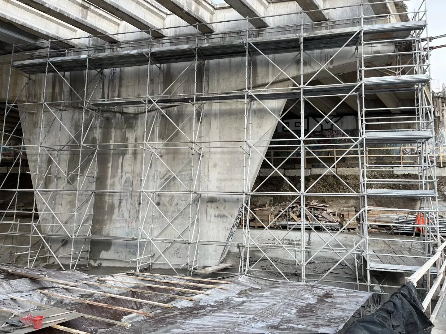 Working over water or working in the snow&mdash;which one is worse? 🥶🌊 We tackled both on this bridge access install. Rate this setup in the comments! 👇

​#bridgeconstruction #infrastructure #civilengineering #scaffolding #scaffolders #accesssolut