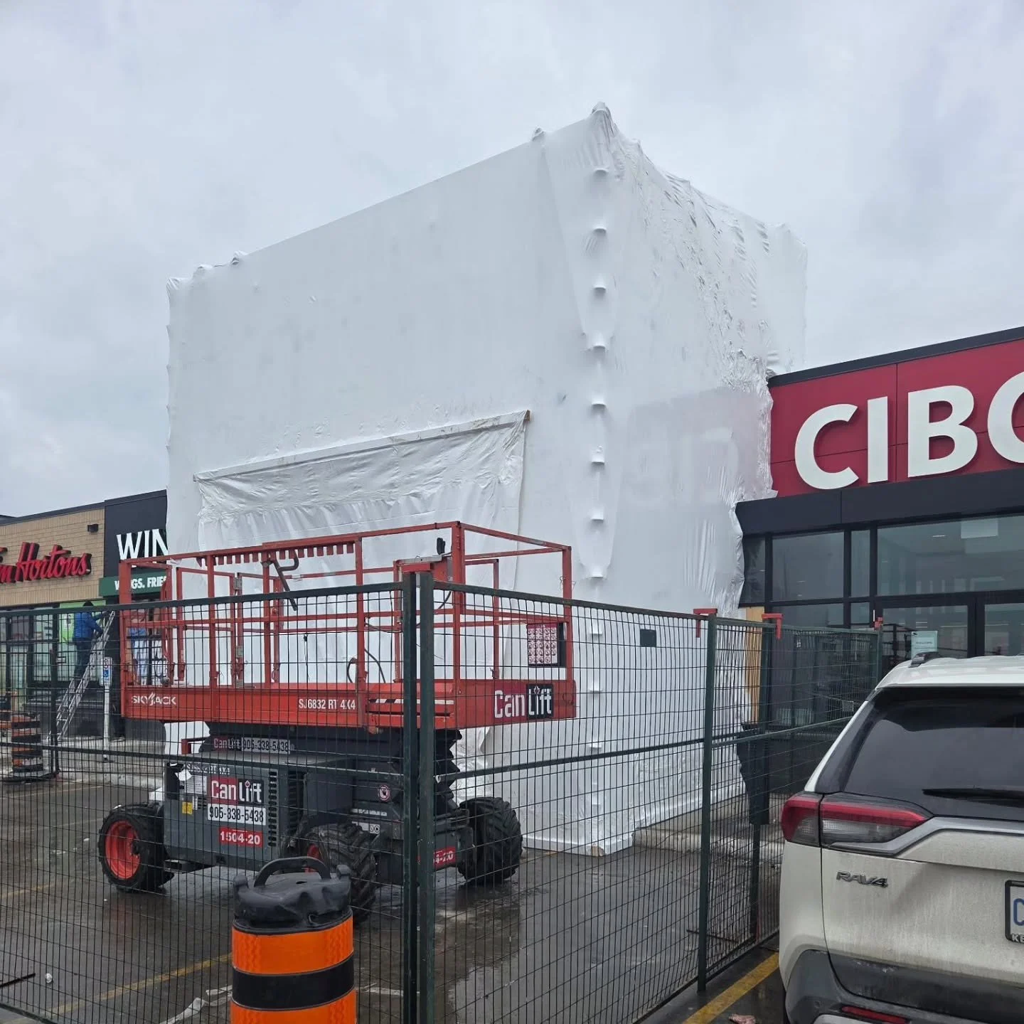 Another clean exterior shrink wrap enclosure completed.
This full-height, weather-tight containment keeps the site protected through winter conditions while allowing crews to work safely and efficiently inside. A magnetic striped access door provides
