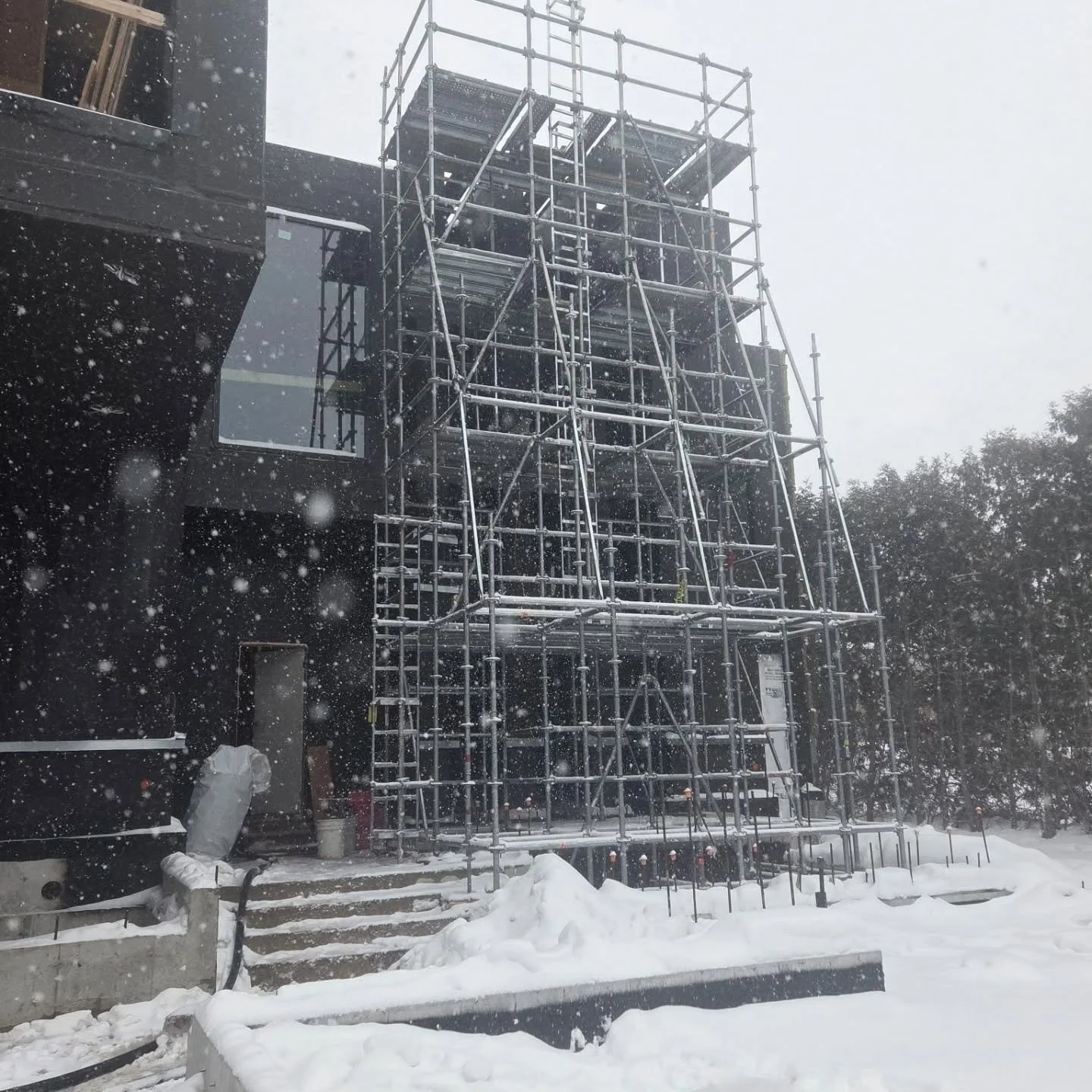 When access is this tight, prefab solutions don&rsquo;t cut it.
Custom scaffold built to hit hard-to-reach areas, keep it safe, and keep the work moving &mdash; snow or shine.
GTA crews: if you&rsquo;ve got a &ldquo;we can&rsquo;t reach that&rdquo; p