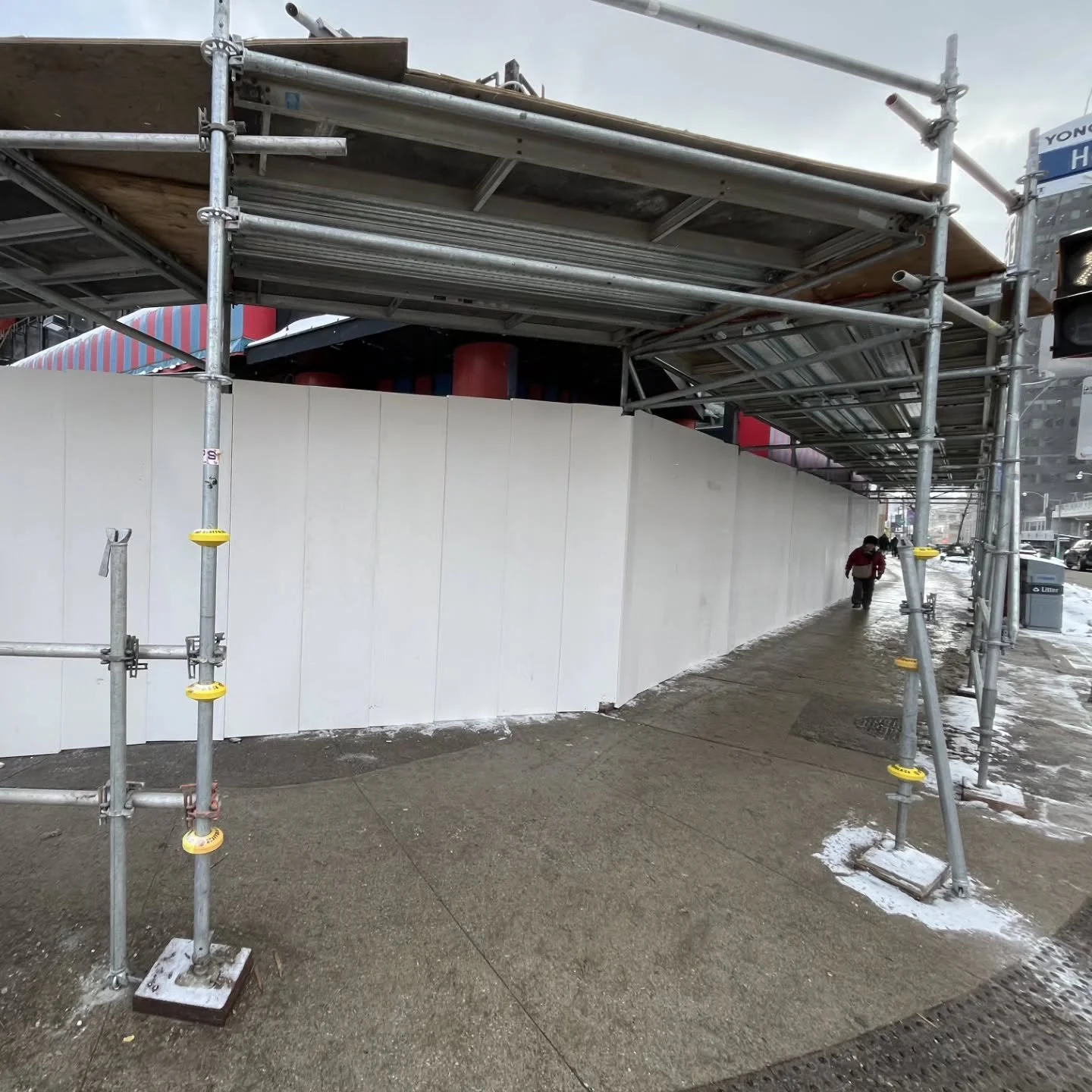 Another clean overhead protection setup in the GTA ✅
Pedestrian coverage up, site access maintained, and the sidewalk stays safe and open.
If you&rsquo;ve got a tight urban corner with lots of foot traffic, we can design the right protection plan and