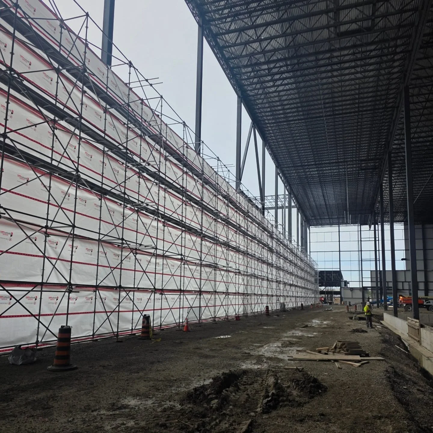 600&rsquo; long. 40&rsquo; high. Fully enclosed and built to perform.
This partial free-standing scaffold enclosure was designed to keep work moving,  protecting crews, controlling conditions, and delivering a clean, safe workspace inside a massive s