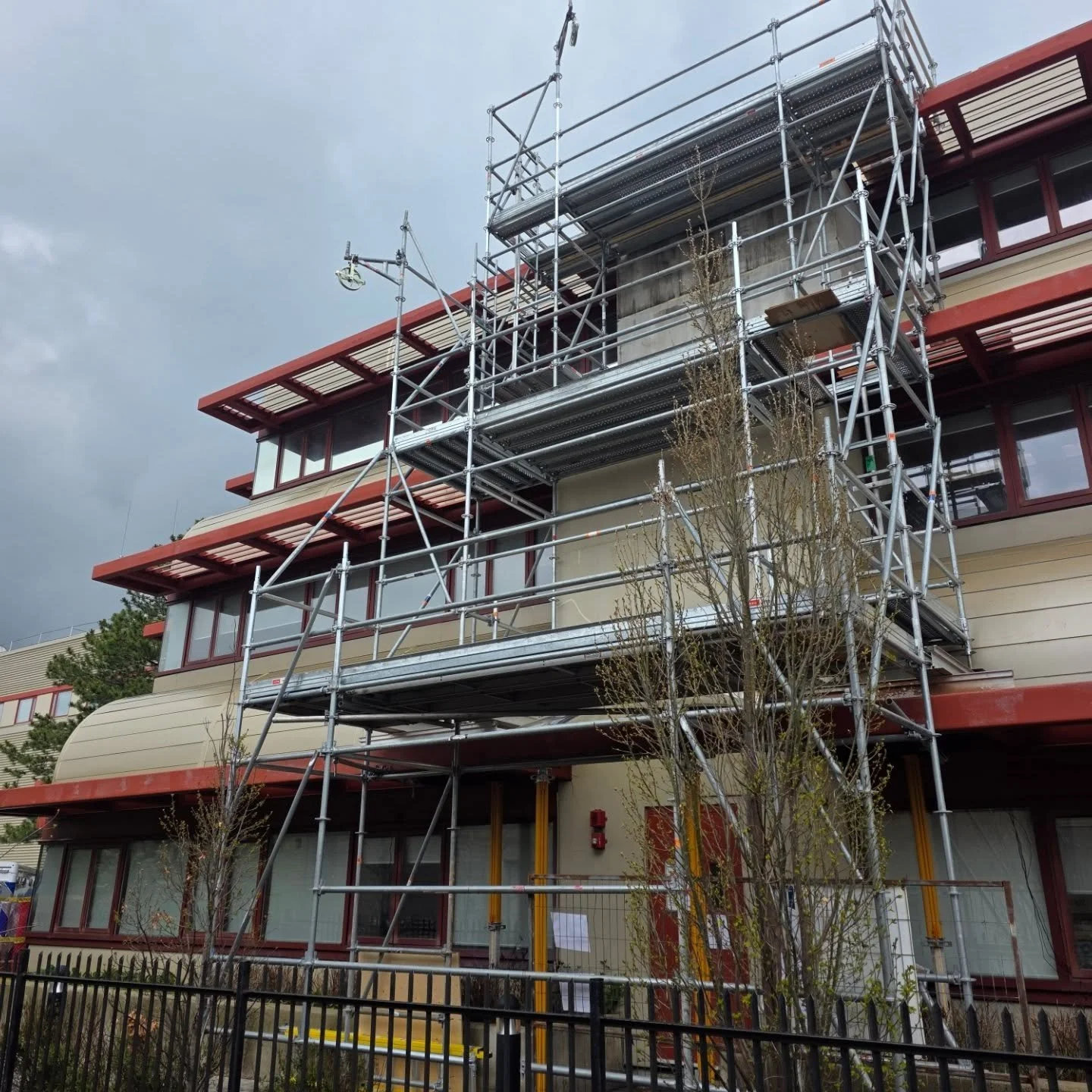 Replacing skylights three storeys up? That&rsquo;s where we come in. 😎
This custom multi-level scaffold gave the skylight crew safe, solid access exactly where they needed it without shutting down the entire area below. Clean access, secure working 