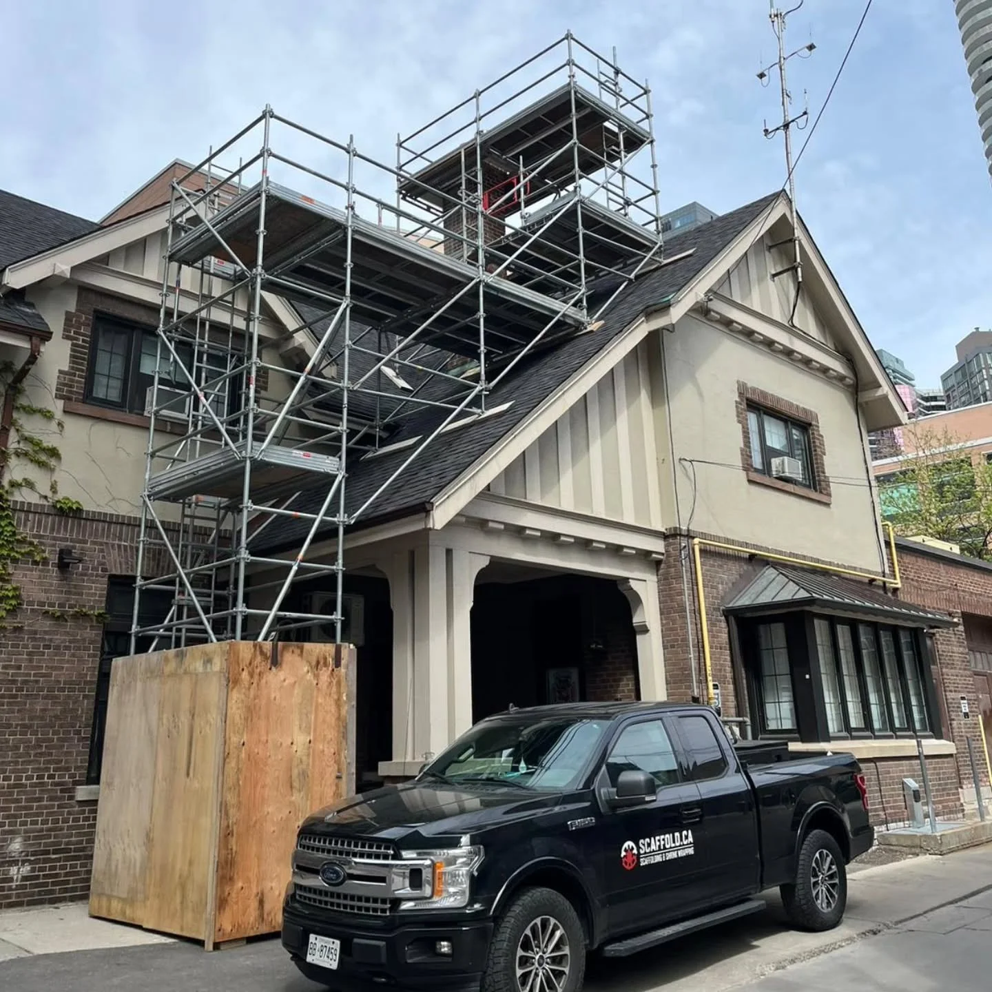 Steel in the sky 💥
Another sharp rooftop scaffold setup completed by the Scaffold.ca crew in downtown Toronto. Tight access, steep pitches, zero room for error &mdash; just the way we like it.
Safe access. Clean installs. Built for the trades that k
