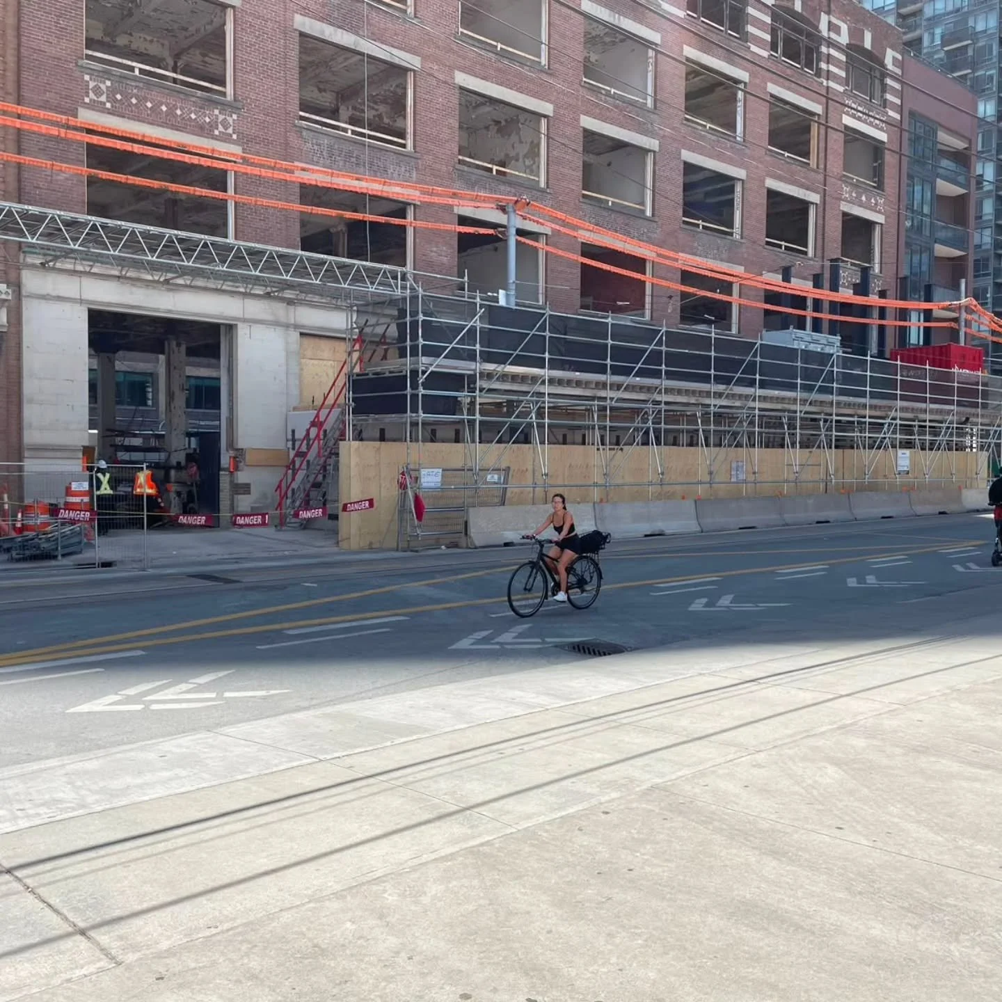 ⚠️ Custom Overhead Protection + Loading Platform ⚠️
This downtown Toronto project required more than standard overhead protection.
Our team designed and installed a custom overhead protection system that not only provides safe pedestrian access below