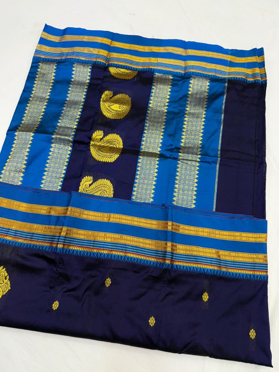 A122 - 120 Narayanpeth pure Silk Paithani (2).JPG