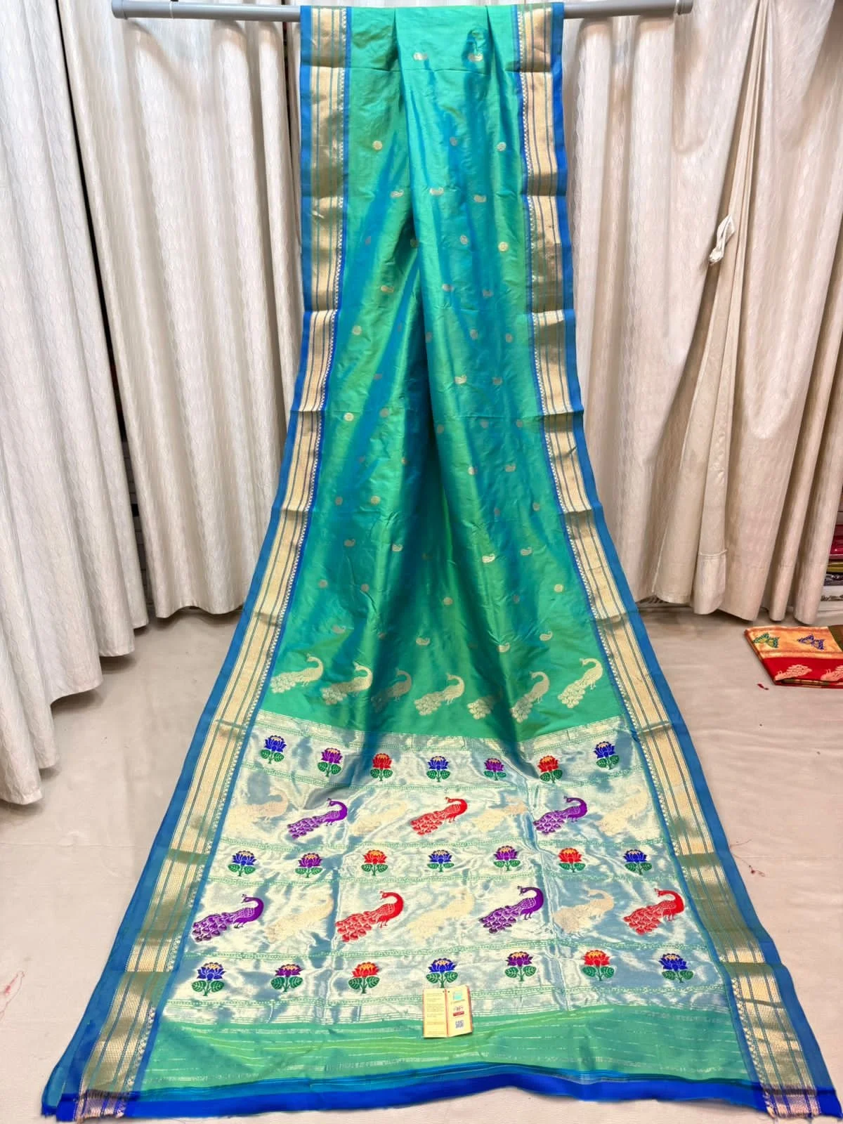 A1240 - 300 Puresilk Handloom Paithani.JPG