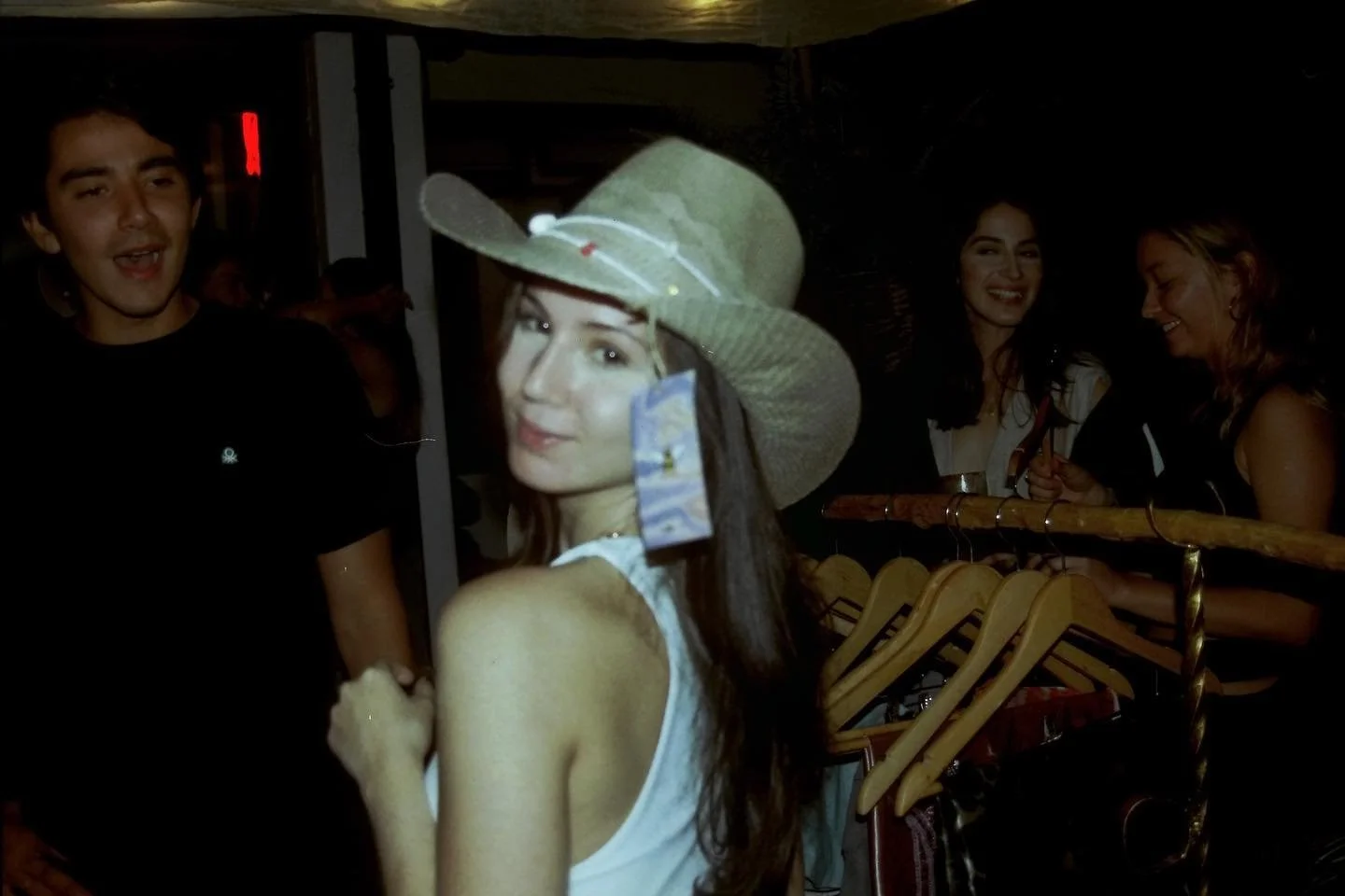 The Sahara Hat is always a good idea ❤️&zwj;🔥🎸🫀 precious @anapaulachacinf 🧚🏽&zwj;♀️ Me quedan pocas unidades disponibles DM US ‼️

📸 - @luciacontec ❤️&zwj;🔥