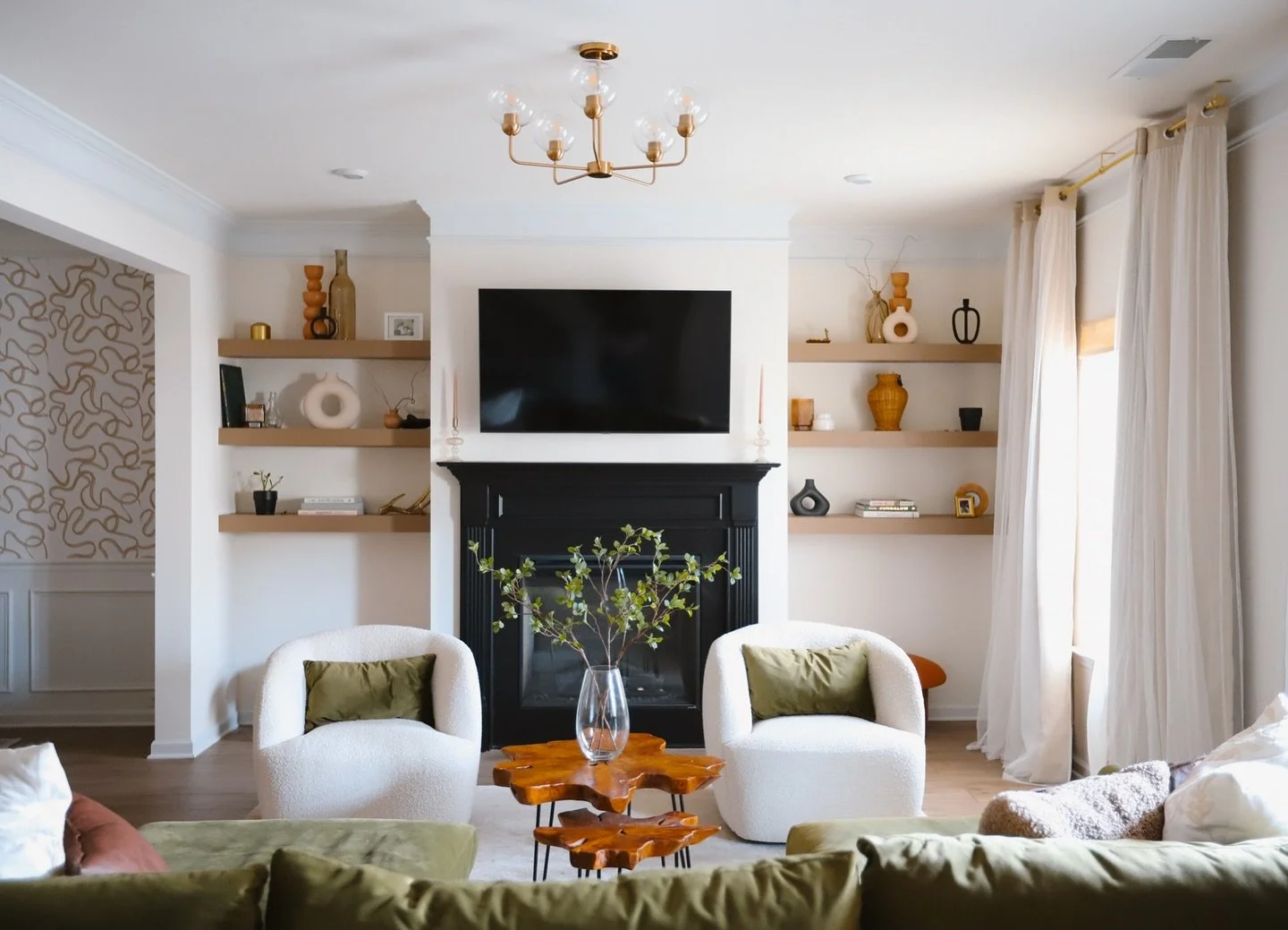 Ever wondered what our founder @annisalimara home looks like? 😍 This midcentury boho modern dream is it! Full of lush greens, terracotta, blush pinks, neutrals and warm brass, her home is like a beautiful yet inviting hug. And this is only the begin