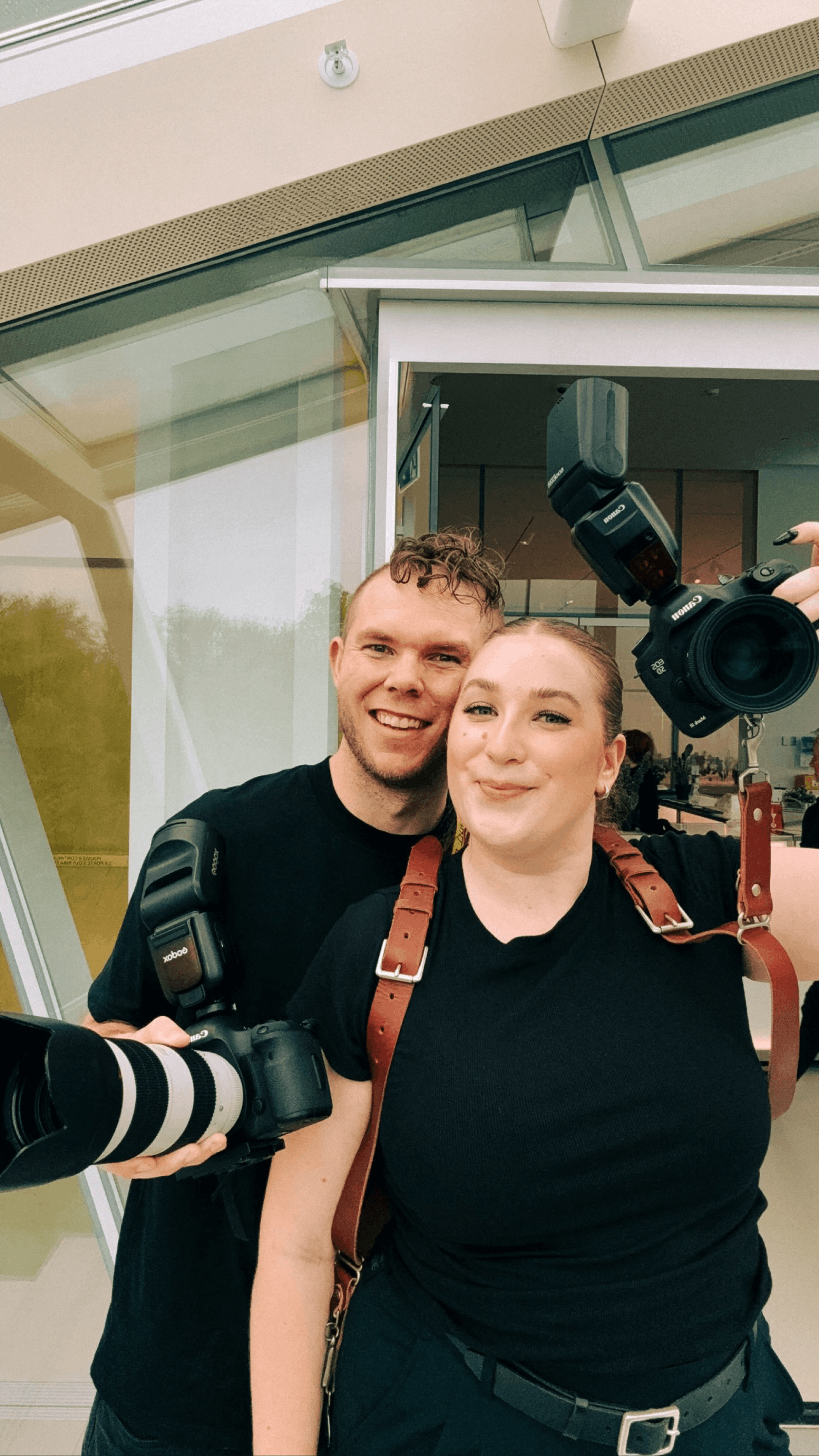 Charles et Sarah-Maude, photographes et vidéastes de mariage à Québec, fondateurs de LensBrothers, couple de créatifs passionnés par la photographie de mariage authentique au Québec