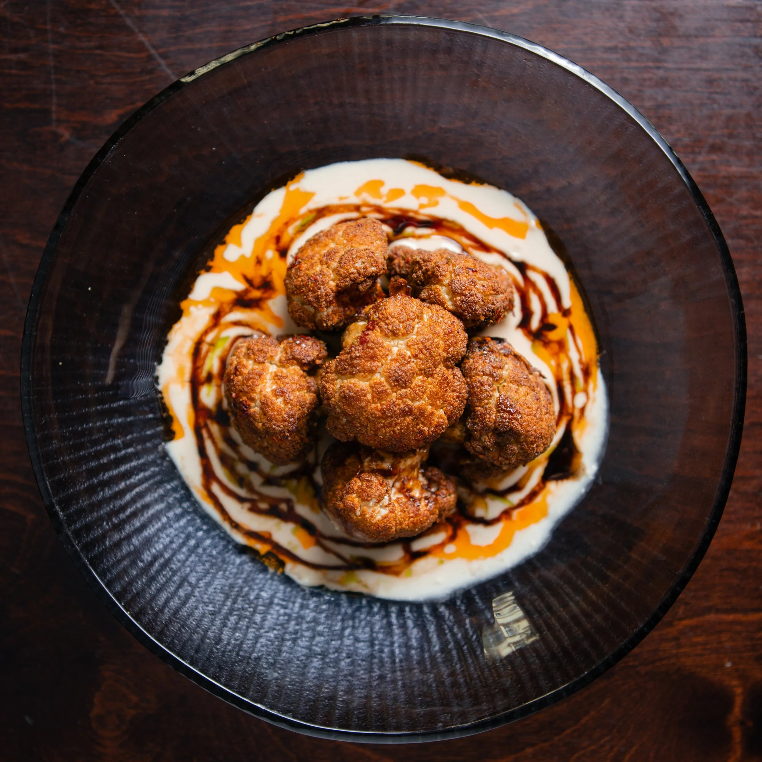 Knusprig gebratener Blumenkohl mit Tahini und Melasse im 963 Berlin