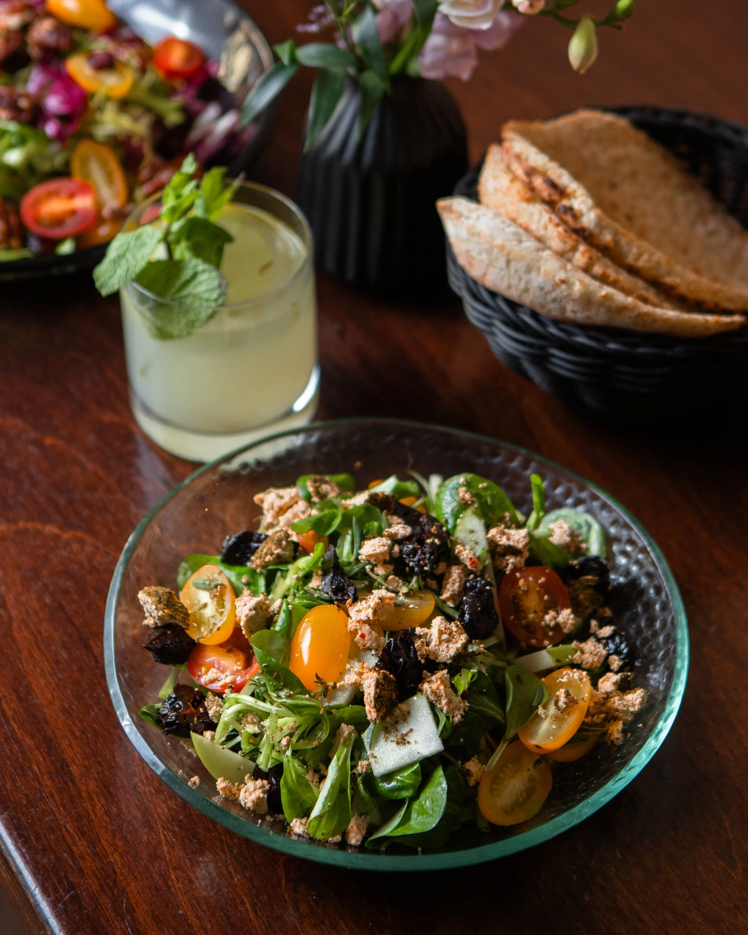Levantischer Salat mit Fladenbrot und einer Minzlimonade im 963 Berlin