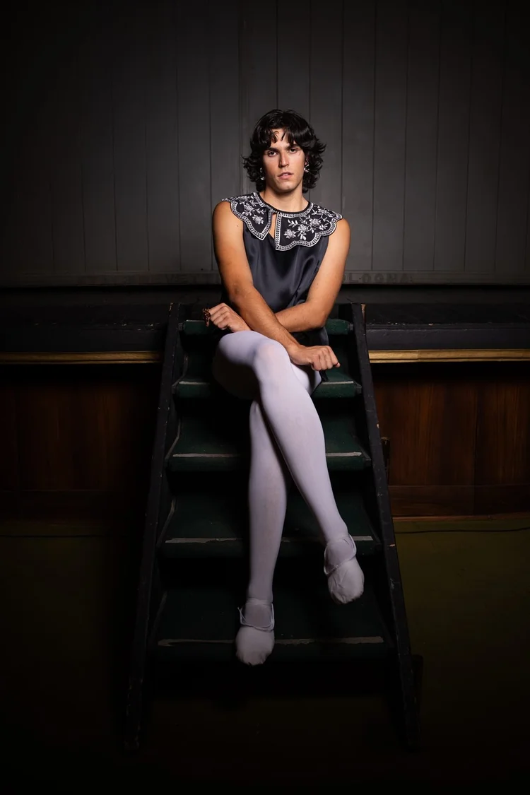 Servizio editoriale: ragazzo seduto sulle scale di un teatro, foto di Matilde Rindi, fotografa a Prato