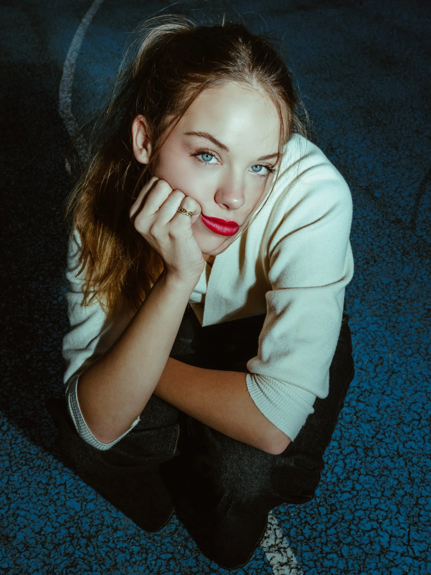 Un servizio fotografico in esterna che gioca tutto sul contrasto: outfit casual, luce diretta e un campo da basket che diventa la tela perfetta per esaltare carattere e presenza.

Tra ombre nette, vento tra i capelli e un pallone finito quasi sopra l