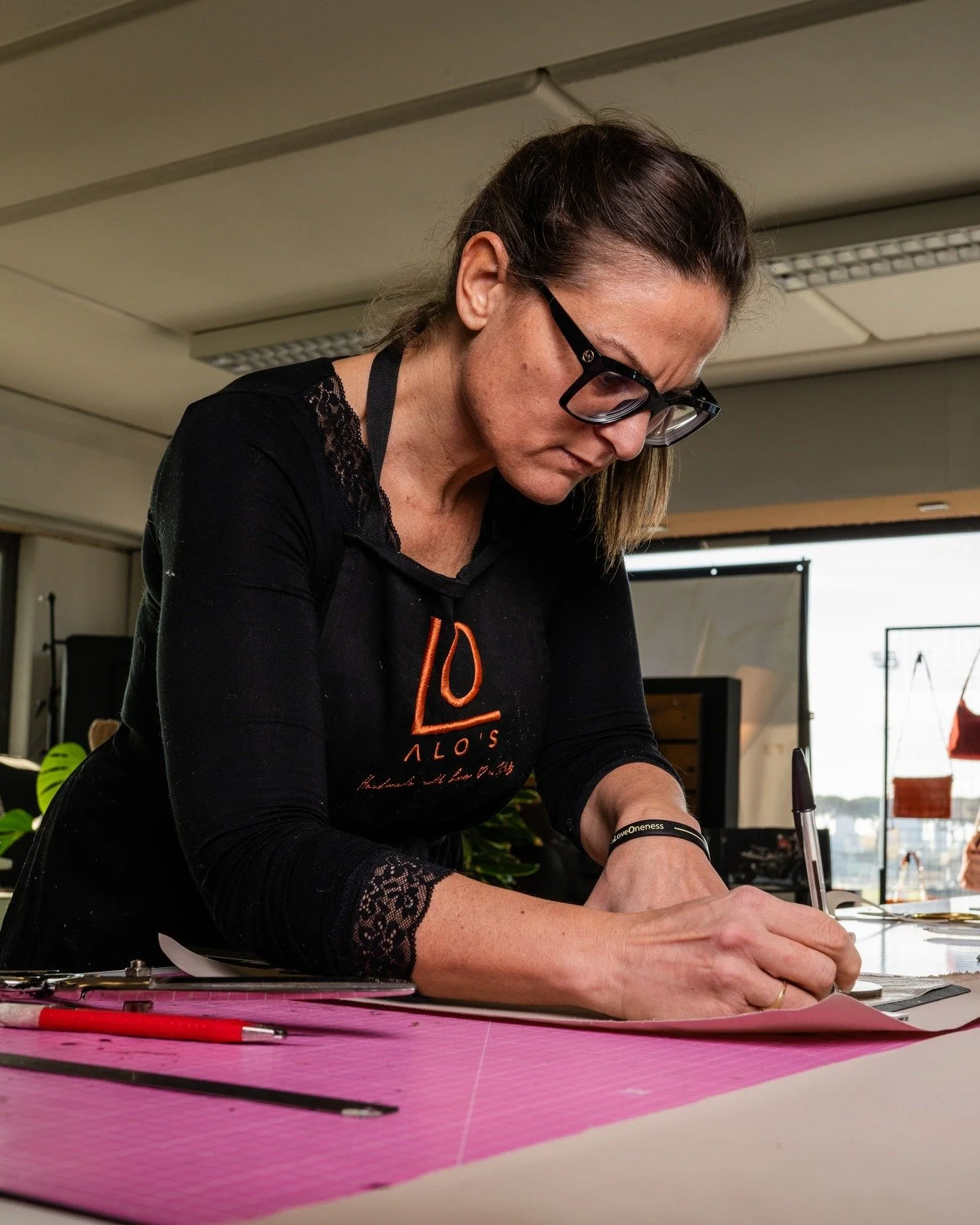 Quando le mani raccontano una storia

Ho varcato la soglia del suo laboratorio a Massa e il tempo sembrava scorrere diversamente l&igrave; dentro. Forbici, pelli e colla. Tutto al suo posto. Tutto con uno scopo.
Lei si chiama Alo e da sola, con le su