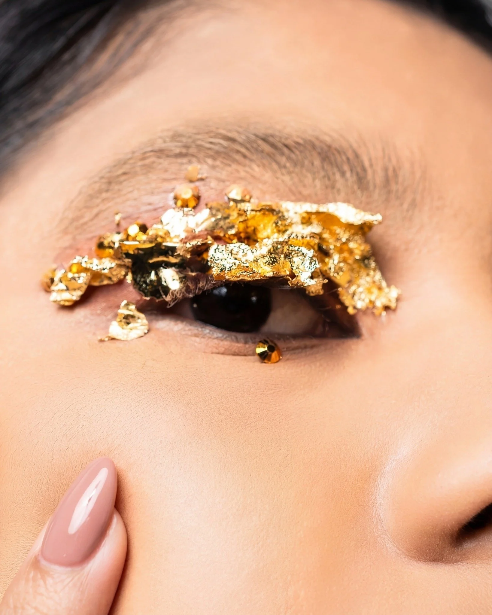 Foglie d'oro sugli occhi e uno sguardo che non lascia indifferenti. ✨

Questo shooting con @katelynpunsalan  e il makeup di @glam_by_saraa  &egrave; stato uno di quelli che ti rimangono &mdash; quando arrivi sul set e capisci subito che verr&agrave; 