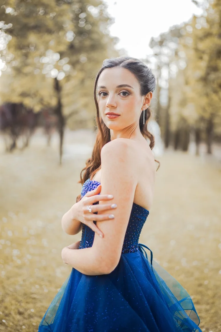 Diciottesimo: ritratto in abito blu in un parco, foto di Matilde Rindi, fotografa a Prato