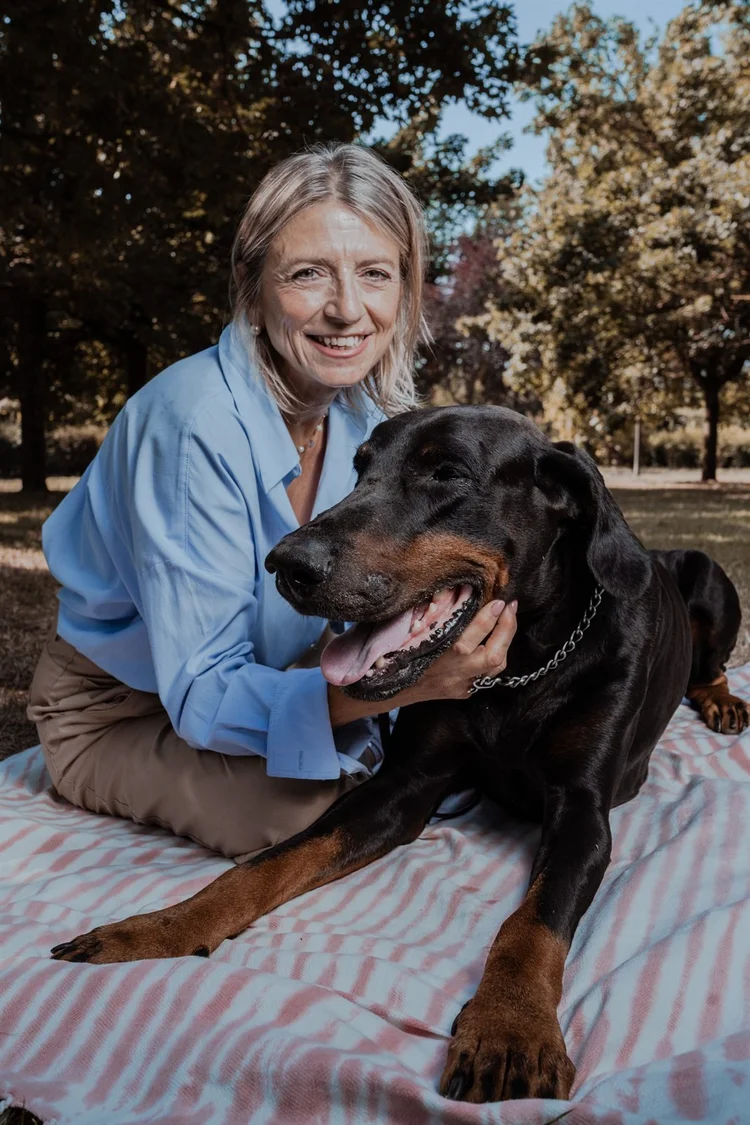 Ritratto all'aperto con il proprio cane su una coperta, foto di Matilde Rindi, fotografa a Prato