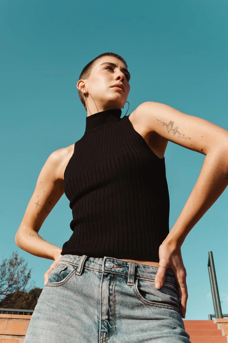 Book per modelli: ragazza in esterna sul cielo turchese, foto di Matilde Rindi, fotografa a Prato