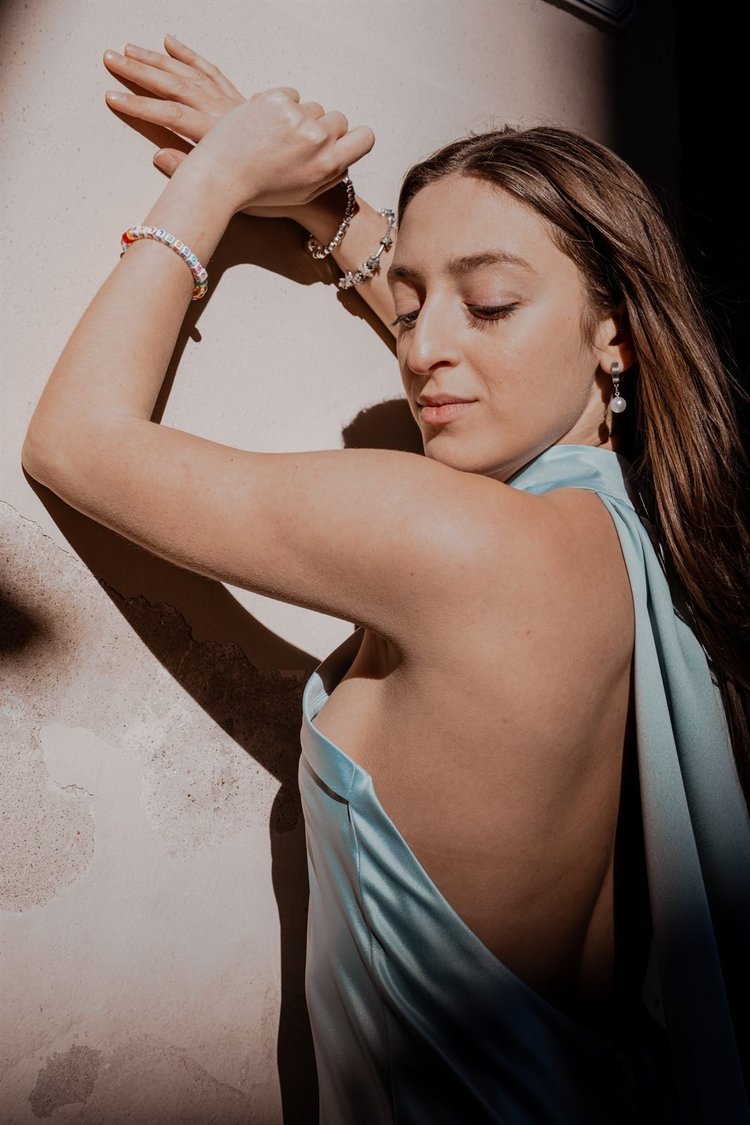 Campagna moda: abito con schiena scoperta e bracciali, foto di Matilde Rindi