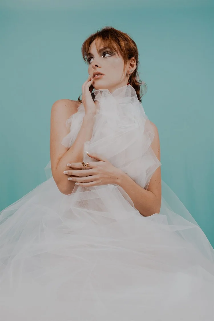Ritratto in studio su fondo verde acqua con tulle bianco, foto di Matilde Rindi, fotografa a Prato