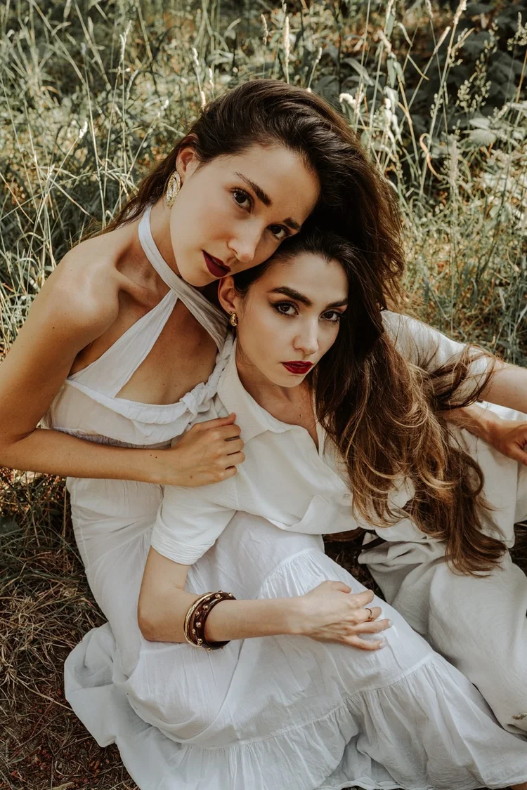 Ritratto di due amiche in un campo d'erba alta, foto di Matilde Rindi, fotografa a Prato