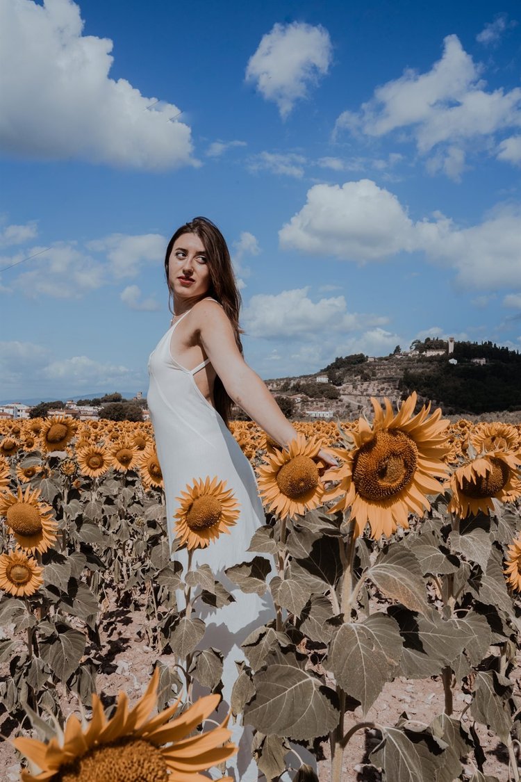 Ritratto in esterna tra i girasoli in Toscana, foto di Matilde Rindi, fotografa a Prato