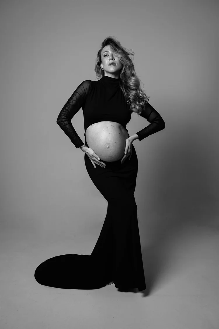 Futura mamma in abito nero a sirena, ritratto in studio, foto di Matilde Rindi, fotografa a Prato