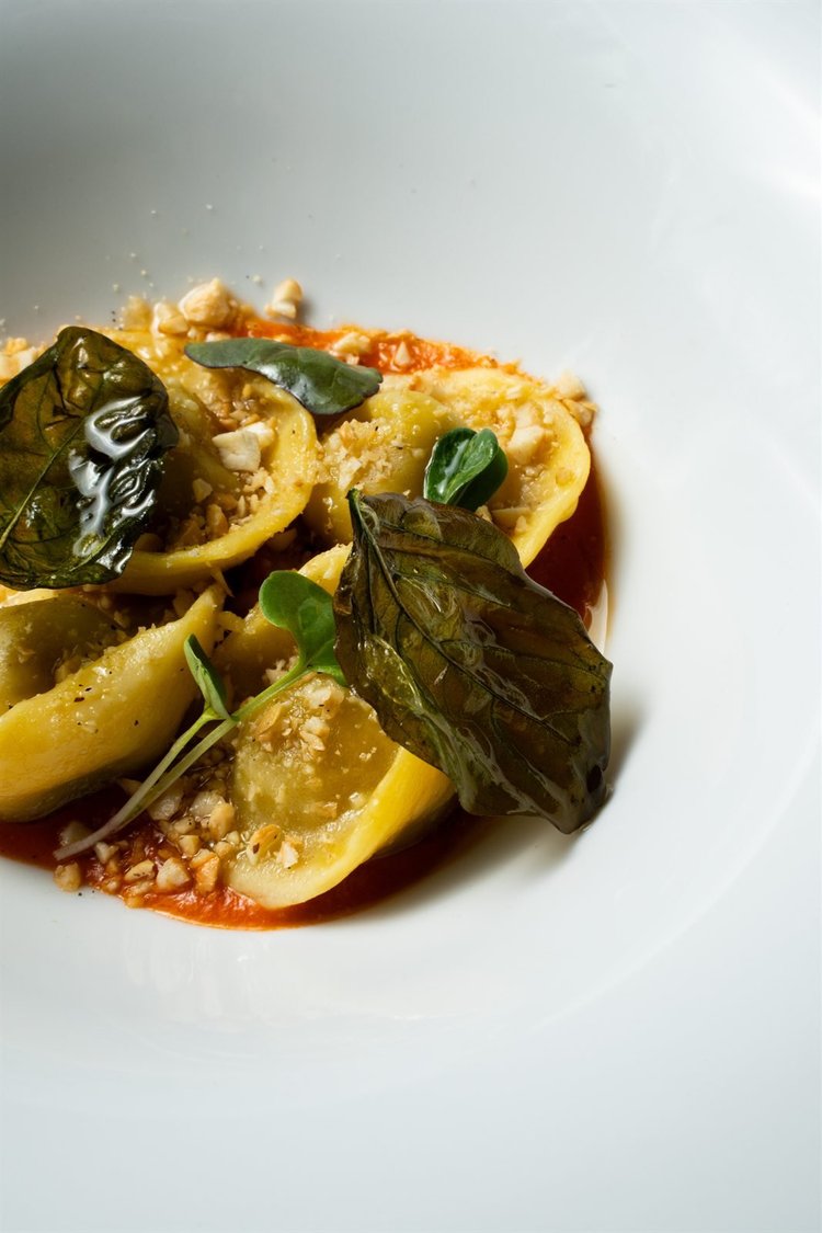 Food photography per ristoranti: ravioli con foglie di salvia, foto di Matilde Rindi, fotografa a Prato