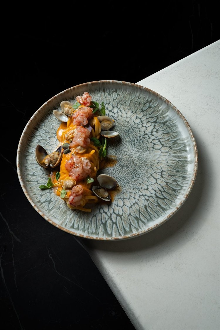 Food photography per ristoranti: antipasto su piatto in ceramica grigia, foto di Matilde Rindi, fotografa a Prato