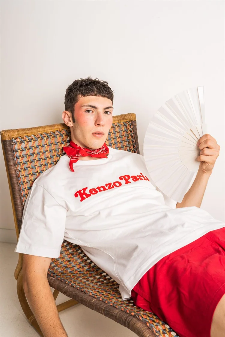 Servizio editoriale: ragazzo con t-shirt Kenzo, fazzoletto rosso e ventaglio, foto di Matilde Rindi, fotografa a Prato