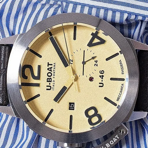Foto prodotto per orologi: dettaglio al polso con camicia a righe