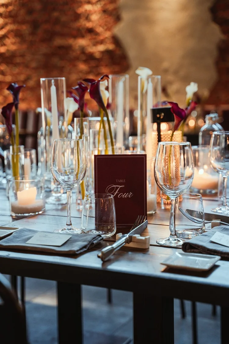 Allestimento della tavola per un evento, con calici e candele, foto di Matilde Rindi, fotografa a Prato