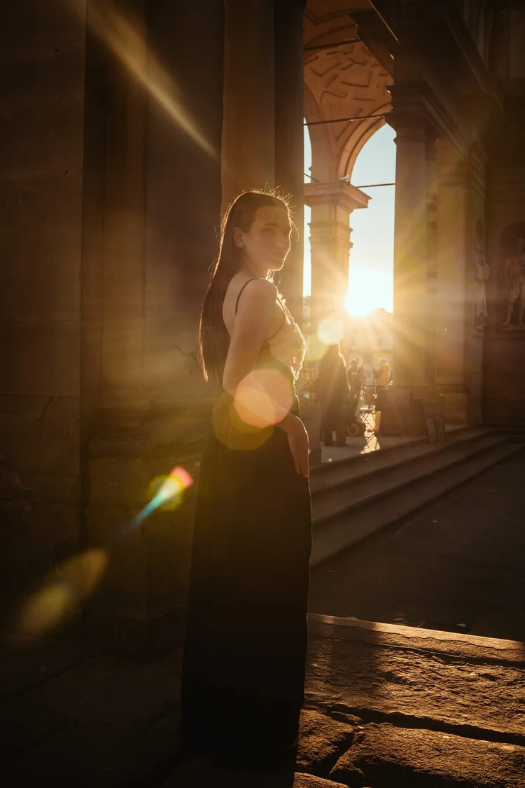 Diciottesimo: ritratto controluce al tramonto sotto un portico, foto di Matilde Rindi, fotografa a Prato